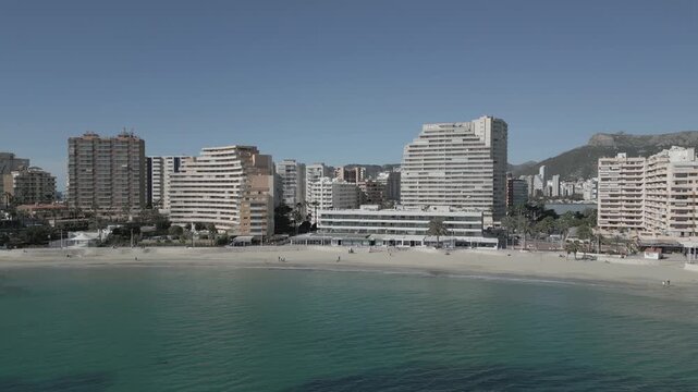 Playa de Calpe, Alicante, vistas desde dron del mar, rascacielos, arena...