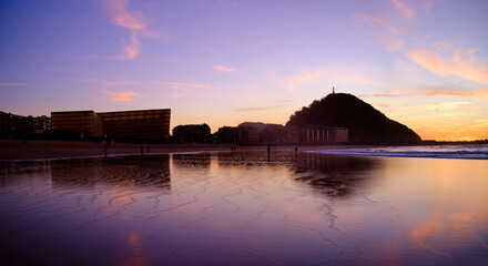 Obraz premium Twilight at Zurriola beach with Kursaal auditorium and Mount Urgull in the background, San Sebastian, Donostia, Basque Country, Spain