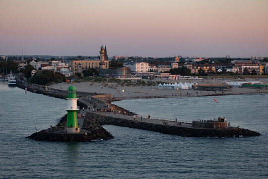 Leuchtturm Warnem&uuml;nde bei Sonnenuntergang an der Ostsee