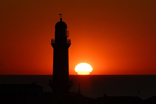 Leuchtturm Warnem&uuml;nde bei Sonnenuntergang an der Ostsee