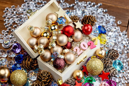 Primo piano di bauletto in legno con addobbi e palle di Natale per augurare buon Natale e felice anno nuovo