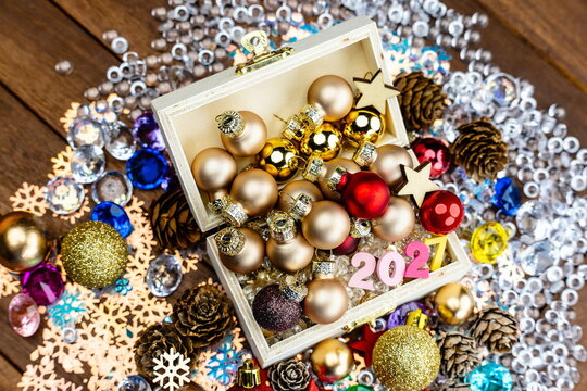 Primo piano di bauletto in legno con addobbi e palle di Natale per augurare buon Natale e felice anno nuovo