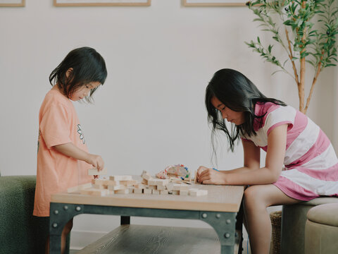 girls playing game