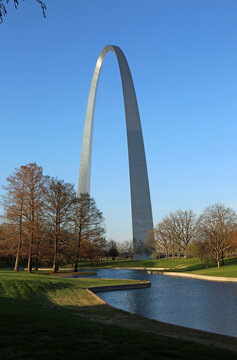 The arch park scenery vert. - The Gateway Arch, St Louis, Missouri
