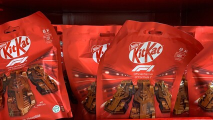 Obraz premium Selangor, Malaysia Sept 20th 2026- KitKat chocolate share bags featuring Formula 1-themed packaging displayed in a retail promotional section