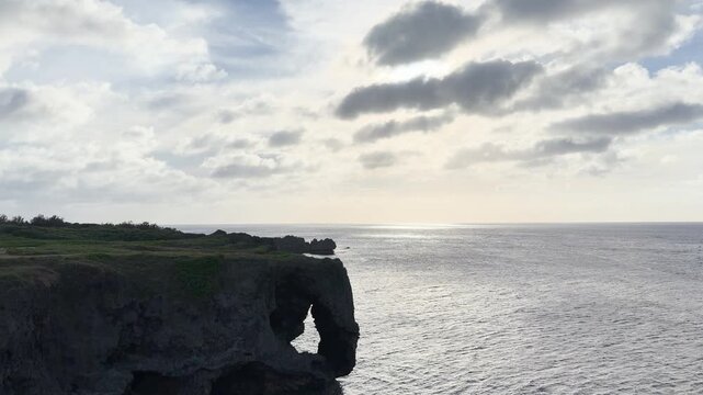 沖縄 恩納村 象の鼻の岩が特徴的な万座毛の断崖絶壁と夕暮れ前の穏やかな海