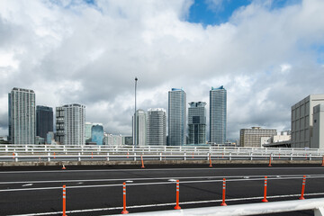 横浜の高層ビル群と道路の都市風景 © kumagorou