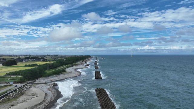 秋の空と洋上風力発電風車や下新川海岸の離岸堤の様子など
