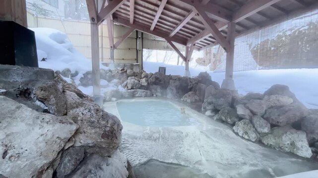 長野県 白骨温泉 風情ある木造屋根と雪景色に包まれた乳白色の岩露天風呂