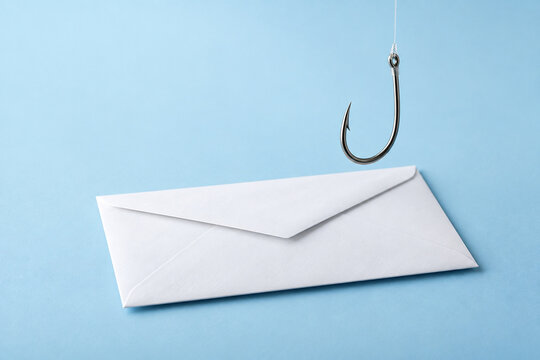 Angelhaken &uuml;ber weissem Briefumschlag als Symbol f&uuml;r Phishing