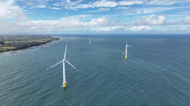 秋の空と洋上風力発電風車や下新川海岸の離岸堤の様子など