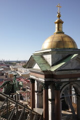 Obraz premium Gilded dome and cross over the city of Saint Petersburg