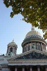 Obraz premium Saint Isaacs Cathedral against a clear blue sky