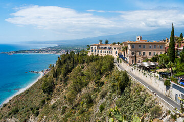 Obraz premium Taormina cliffside town and sea views with winding coastal road