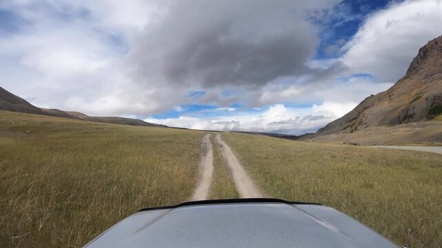 Video of driving along the valley of Lake Akkul and the Akkol River in Altai on a sandy road.