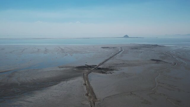 The vast, exposed mudflats of the West Sea at low tide_04