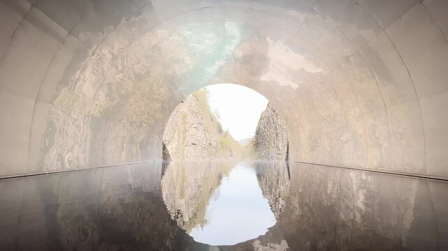新潟 清津峡渓谷トンネル 水鏡に大自然の絶景が反転して映り込む幻想的なパノラマステーション