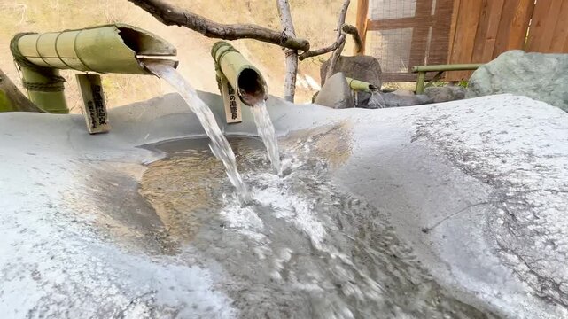 新潟 清津峡 竹の湯口から天然温泉の湯船へとパンする風情ある岩露天風呂