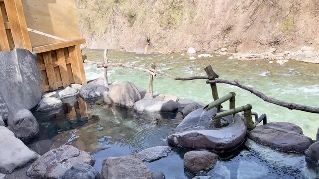新潟 清津峡の清流を望む岩露天風呂と竹の湯口