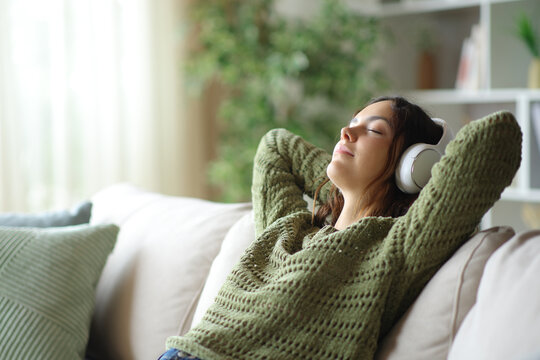 Young woman relaxing listening to music from headphones