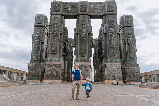 Family father and daughter looking at the Chronicles of Georgia monument