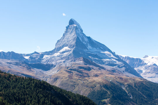 Matterhorn im sp&auml;tsommerlichen Sonnenschein mit herbstlich bunt gef&auml;rbten Almen Zermatt Schweiz