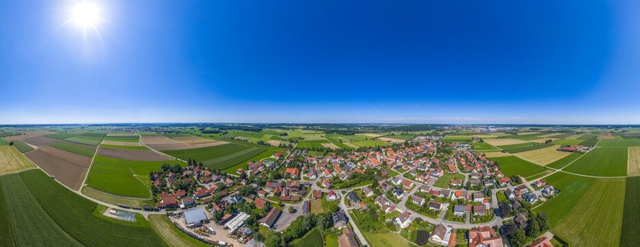 Sommerlicher Ausblick auf Apfeltrach bei Mindelheim im Unterallg&auml;u