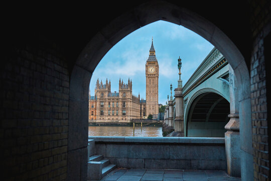 Elizabeth Tower framed by an arch beside Westminster Bridge