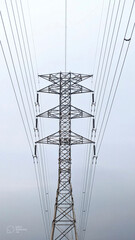 Obraz premium Steel electrical pylon structure distributing industrial energy supply network