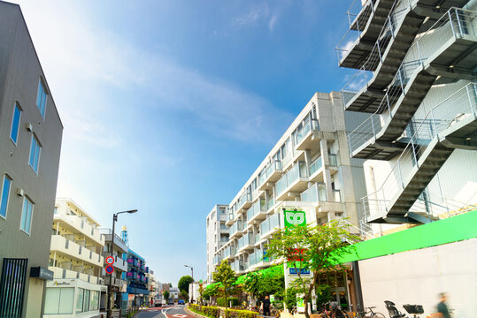 京王線・芦花公園駅前　商店街