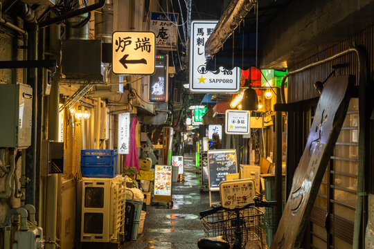 大井町駅前のノスタルジックな雨のストリート
