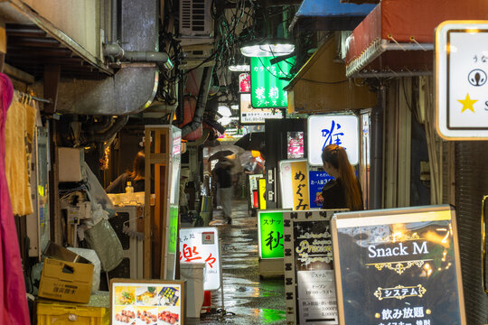 大井町駅前のノスタルジックな雨のストリート