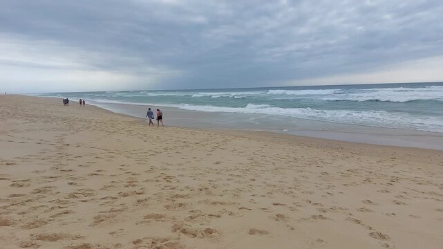 Promeneurs sur la plage de Messanges dans les Landes - Aquitaine