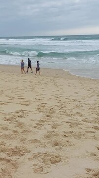 Promeneurs sur la plage de Messanges dans les Landes - Aquitaine