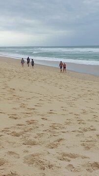 Promeneurs sur la plage de Messanges dans les Landes - Aquitaine