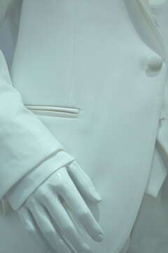 Blazer blanc de c&eacute;r&eacute;monie sur un mannequin en vitrine