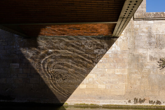 reflet sous un pont