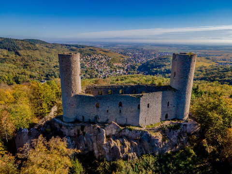 FRANCE. ALSACE. BAS-RHIN 67 ANDLAU. AERIAL VIEW OF HAUT-ANDLAU CASTLE, PERCHED ON ITS GRANITE RIDGE. IN THE BACKGROUND, THE TOWN OF BARR.