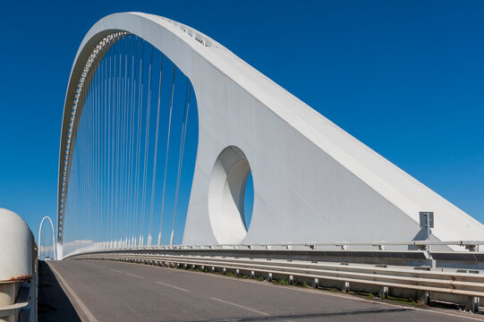  Reggio Emilia, Italia, Ponte sull'autostrada A1 - 01 Settembre 2020:
Ponte sopraelevato autostrada A1 accanto alla stazione ferroviaria Mediopadana. Progetto del  famoso architetto Calatrava