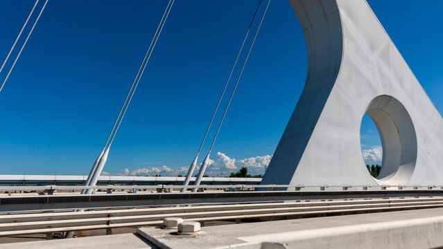  Reggio Emilia, Italia, Ponte sull'autostrada A1 - 01 Settembre 2020:
Ponte sopraelevato autostrada A1 accanto alla stazione ferroviaria Mediopadana. Progetto del  famoso architetto Calatrava.