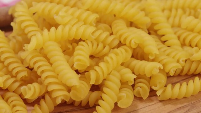 P&acirc;tes fusilli isol&eacute;es sur fond blanc