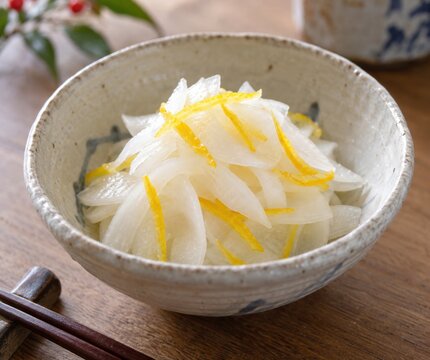 柚子の皮を添えた大根の和風サラダ