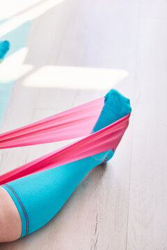 Leg exercising with resistance band
