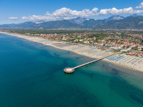 Marina di Pietrasanta et les Alpes Apuanes vues du ciel