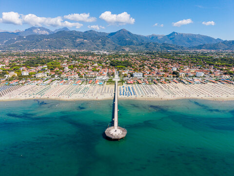 La jet&eacute;e de Marina di Pietrasanta face aux Alpes Apuanes