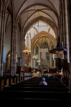 Int&eacute;rieur d'une &eacute;glise gothique avec vo&ucirc;tes, colonnes, autel, chandeliers et crucifix monumental (&eacute;glise Saint-Thomas, Strasbourg, France)