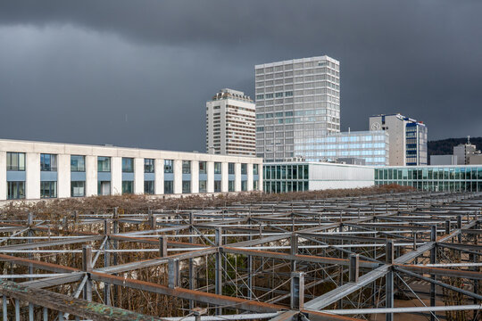 Blick &uuml;ber den MFO-Park Richtung Franklin-Turm in Oerlikon, links das ehemalige Swissotel, rechts das Neumarkt Einkaufszentrum.