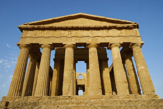 Front, columns, chapter, Concordia temple, valley of the temples, valle dei templi, Agrigento, Sicily, Italy