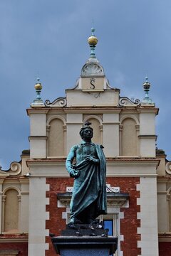 Statue von Adam Mickiewicz vor dem Tuchhallen in Krakau, vertikal