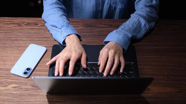 スマホ、パソコンを操作する女性